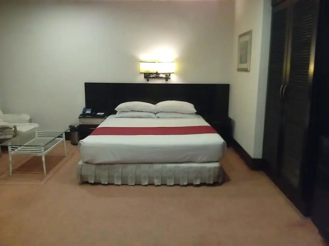 Hotel Leader's Inn