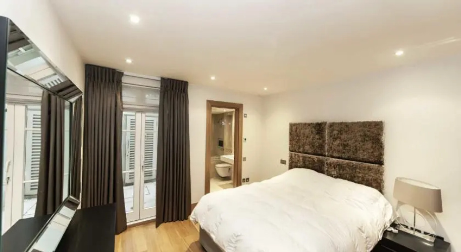 Pont Street Apartment