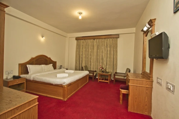 1 Bedroom Deluxe Double room with land view