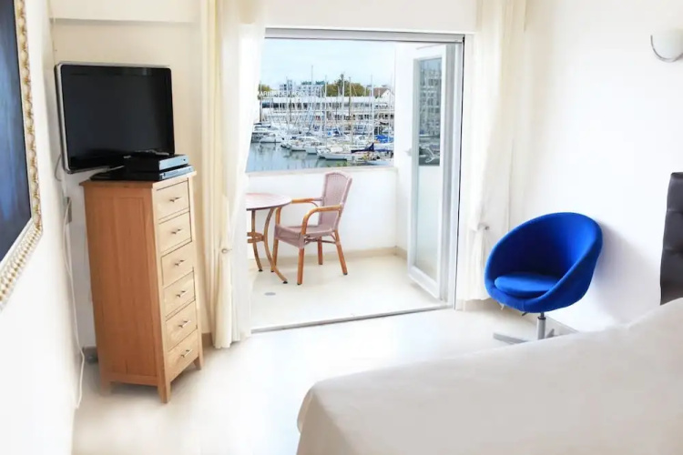 Lagos Main Avenue Studio With Marina View Balcony