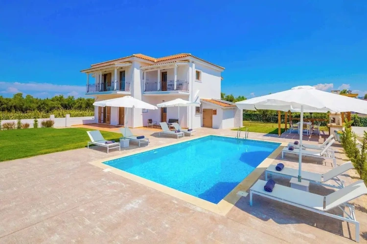 5 Bedrooms Villa