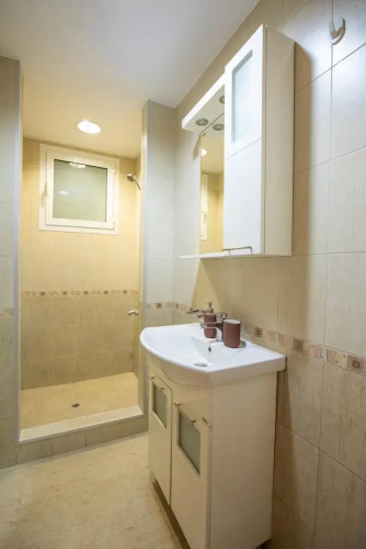 Bright 1bdr Apartment in Top Center