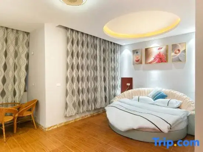 Qujing Qingyi Business Hotel