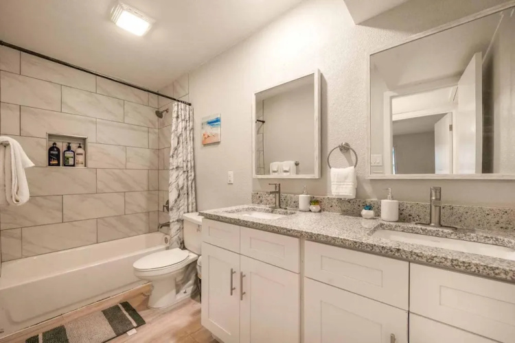 Stylish 2BR Near UT Hyde Park Evonify