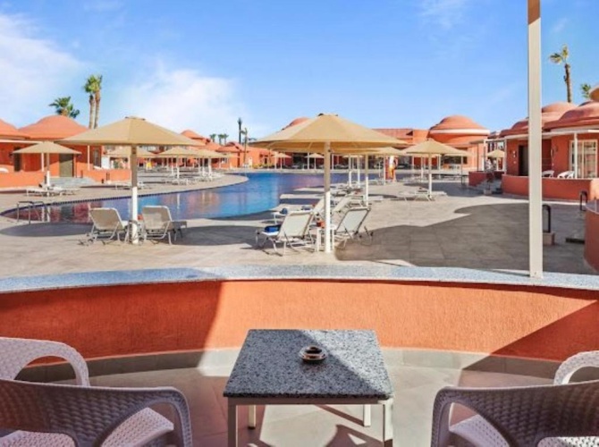 Deluxe room with pool view