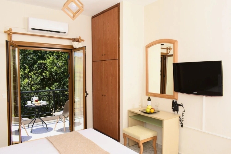 1 Bedroom Standard Triple Family room with mountain view
