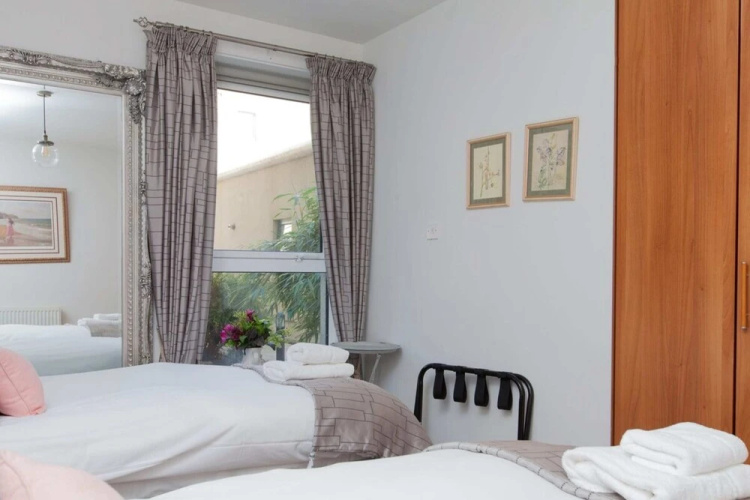 2 Bedroom Flat In Holyrood Area