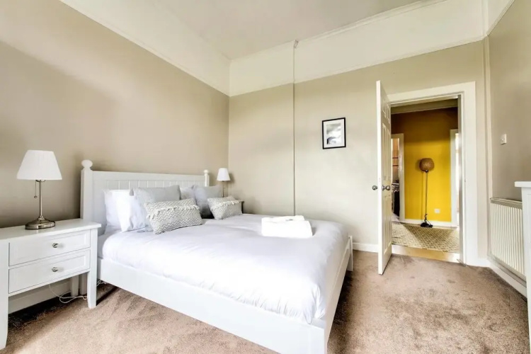 Light 2-bed West End Apt Overlooking Kelvingrove Museum