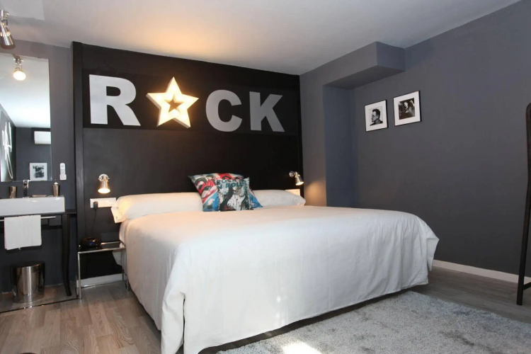 HOTEL Rock Star