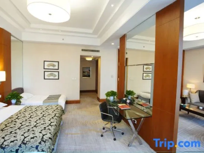 Deluxe Family Suite with garden view