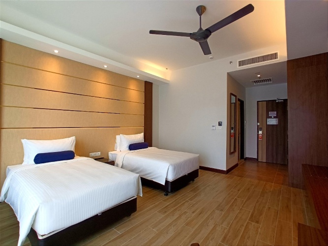 Deluxe Twin room with partial sea view