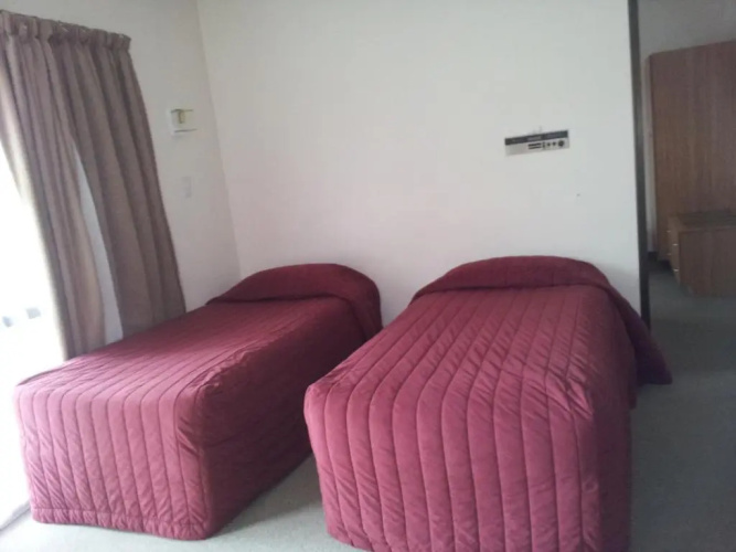 Ace High Motor Inn