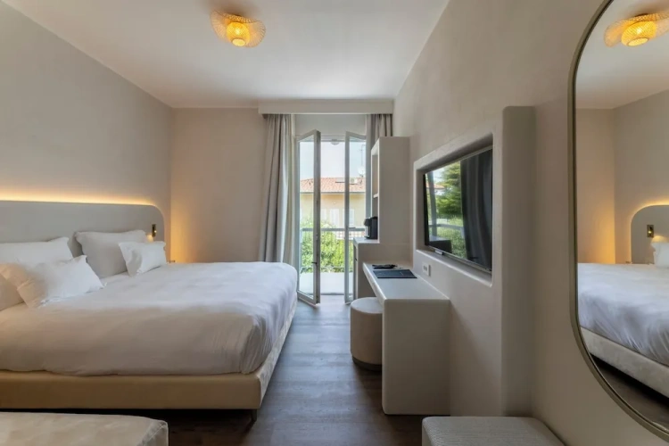 Deluxe room with balcony and with partial view