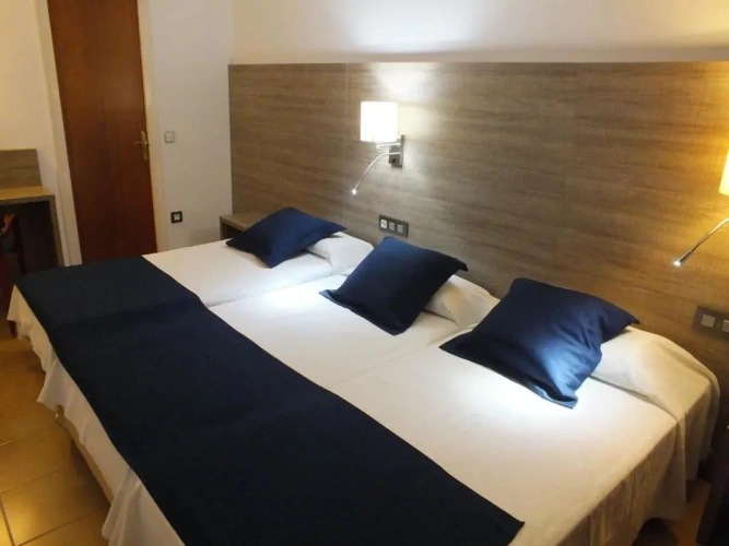 Standard Triple room with sea view