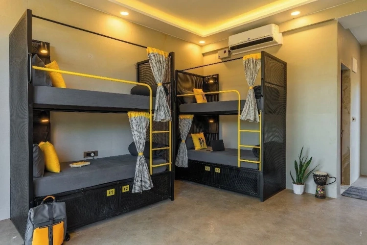 Bed in Dorm with balcony and with garden view