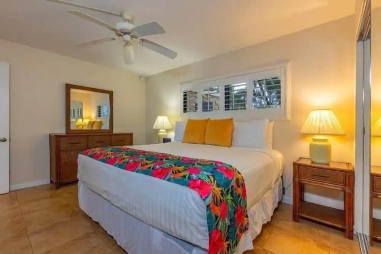 Kihei Beach, #107 1 Bedroom Condo by RedAwning