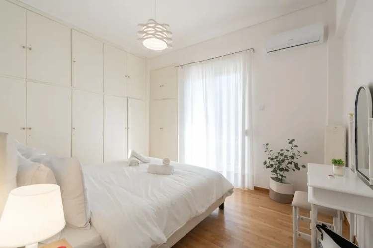 City Chic Apartment with Park View