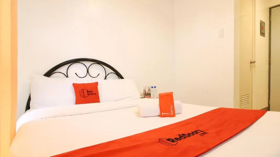 RedDoorz Plus @ Jardin Suites Guadalupe Nuevo