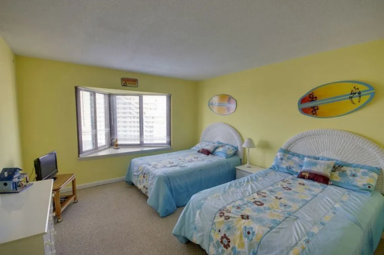 9400 802 - 2 Br Condo