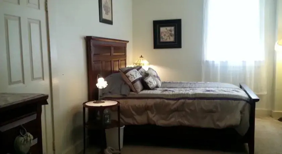 Historic Holle House Second Floor Space sleeps six