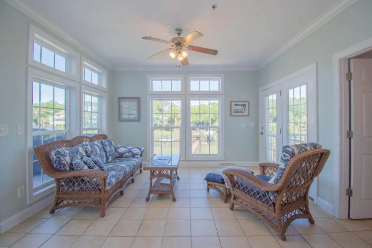 383 Tarpon Blvd