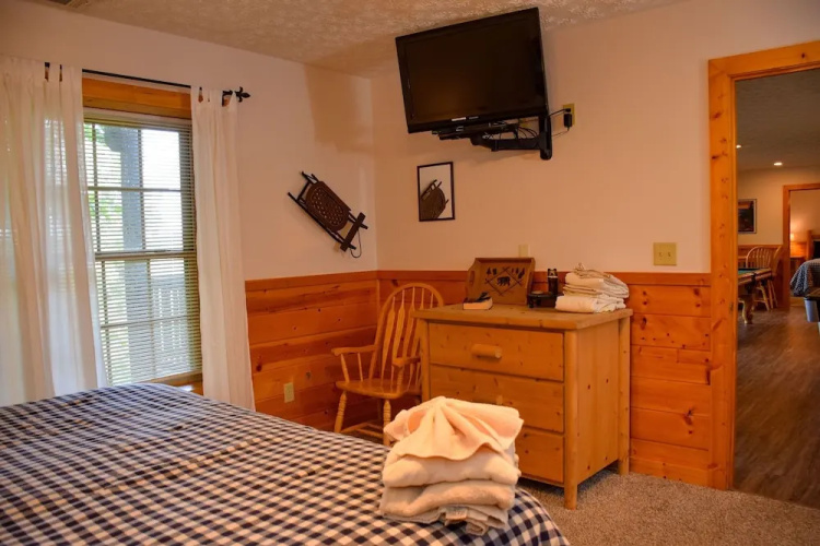 GRANDMOTHER'S - 4 Br Cabin