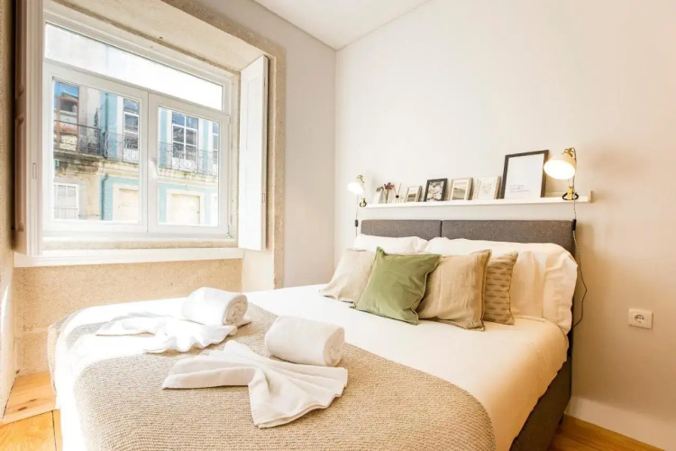 Artistic 2BR Flat Downtown w/ AC by LovelyStay