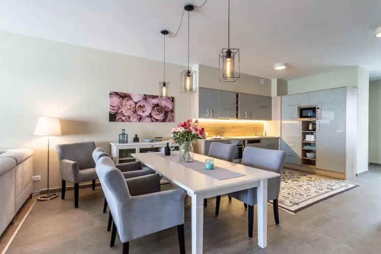 Lakefront Elegant Condo Lela
