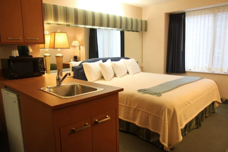Brentwood Inn & Suites