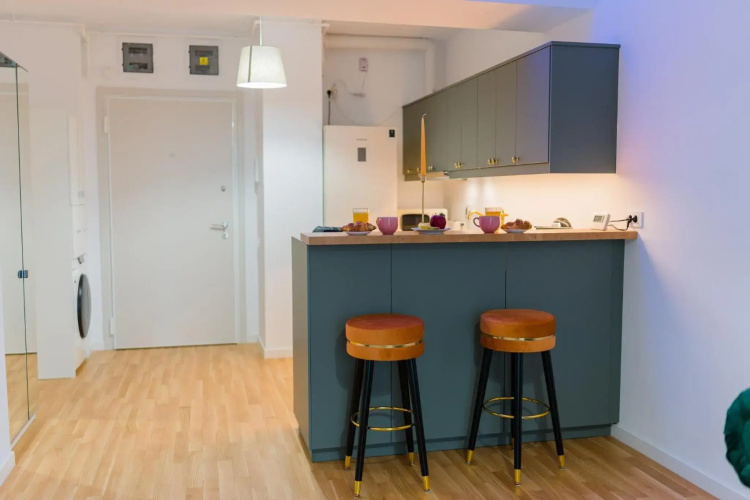 Central 1BR - city view + large balcony + Netflix