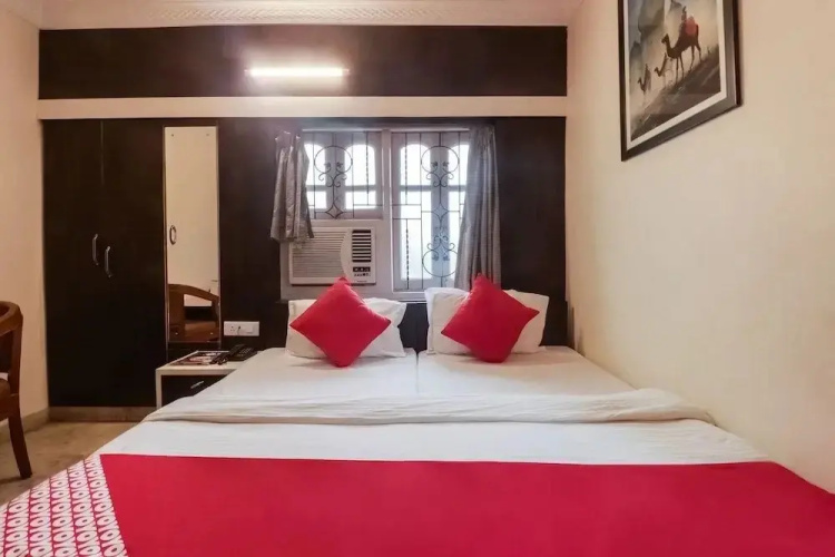 Amit Hotel by OYO Rooms