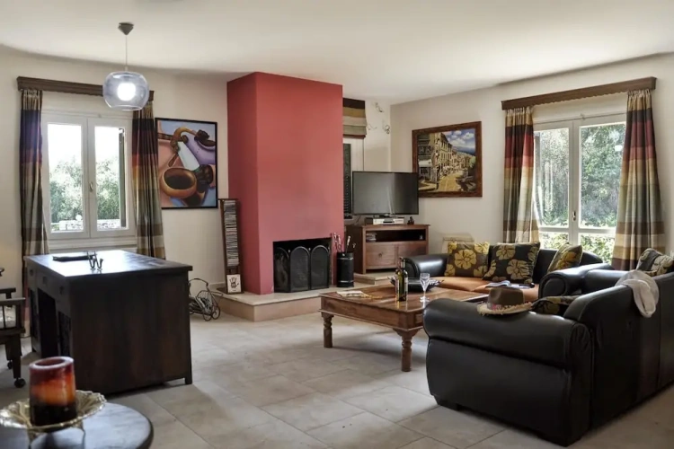 5 Bedrooms Villa