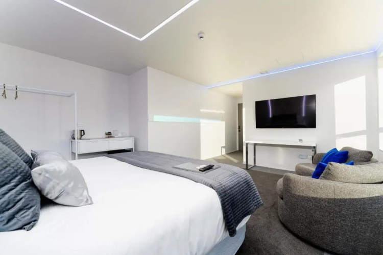 Quarters B2- Luxurious Studio