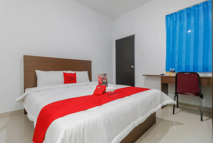 RedDoorz Plus Near Kepri Mall