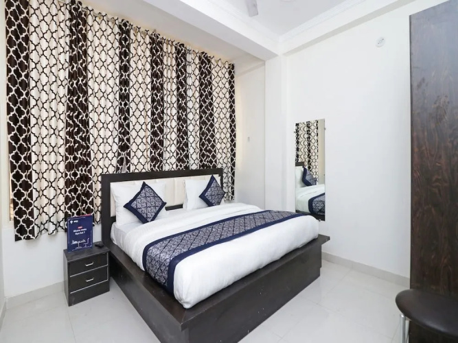 OYO 12738 Hotel Diamond