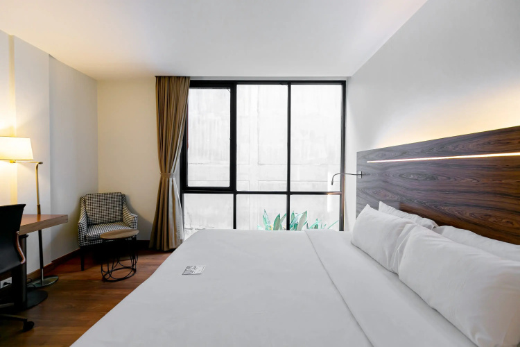 Sacha's Hotel Uno