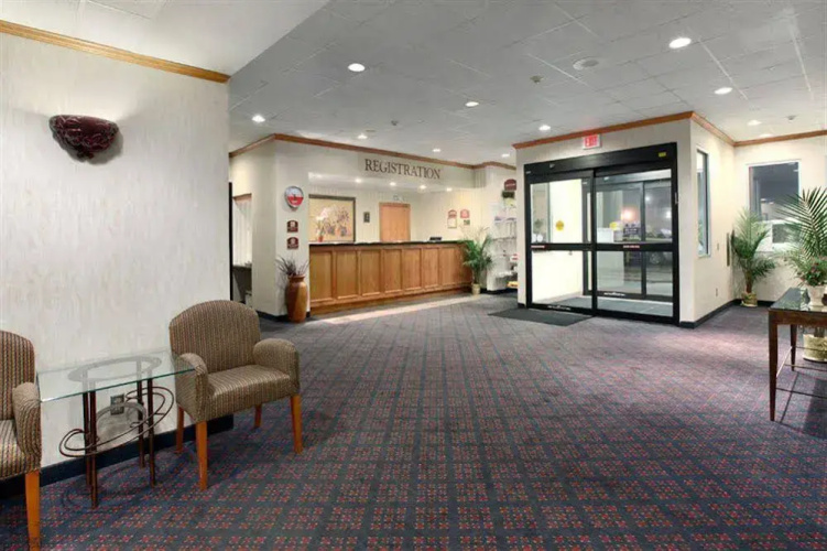 海斯大使酒店及会议中心(Hays Ambassador Hotel & Conference Center)