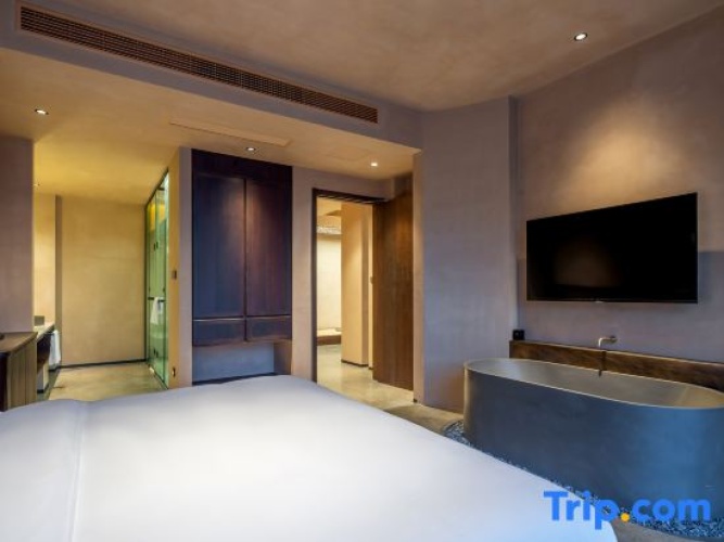 Deluxe Family Suite with lake view