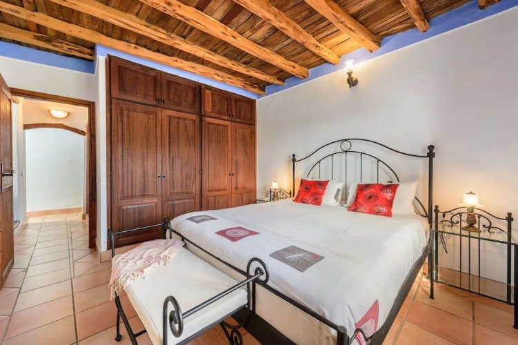 4 Bedrooms Villa