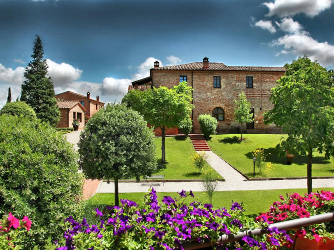 Scenic Tuscan Mansion
