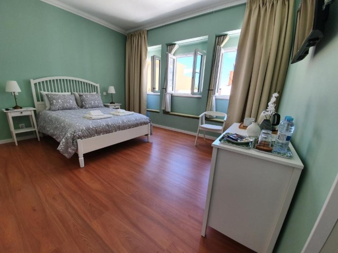 Suite with city view