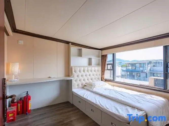 5 Bedrooms Villa