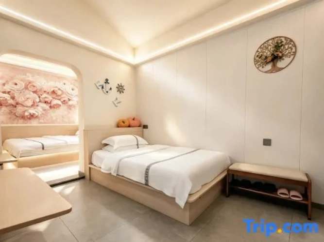 Standard Twin Family room with courtyard view