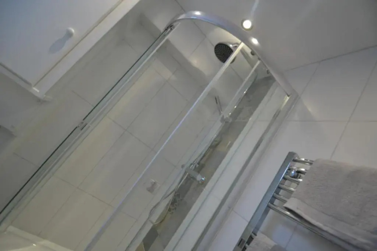 Charming 1 bed riverside apartment