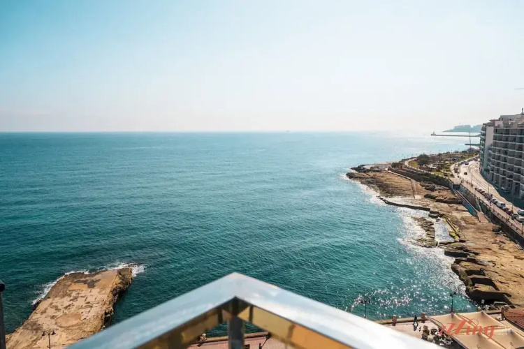 Gorgeous Seaviews From a Stunning Studio
