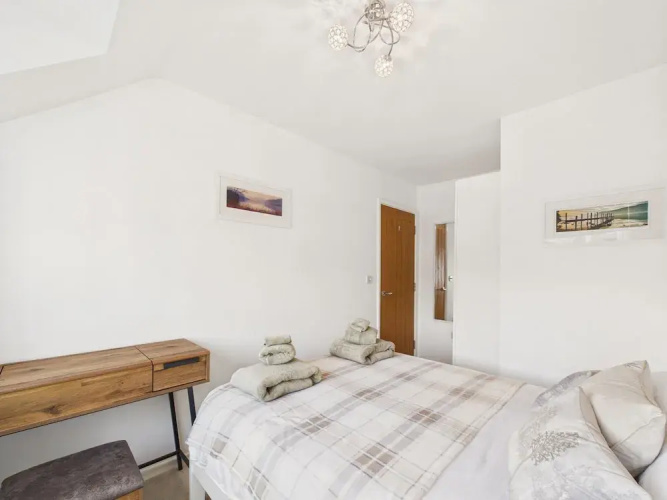 2-bed Central Apartment- Free Private Parking