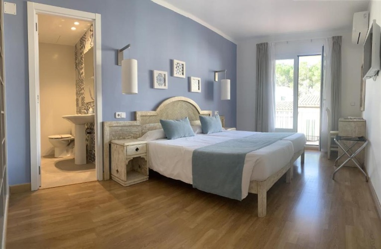 Standard Twin room with balcony