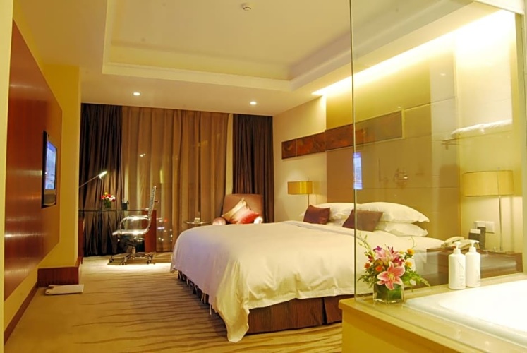 Deluxe Quadruple room with city view