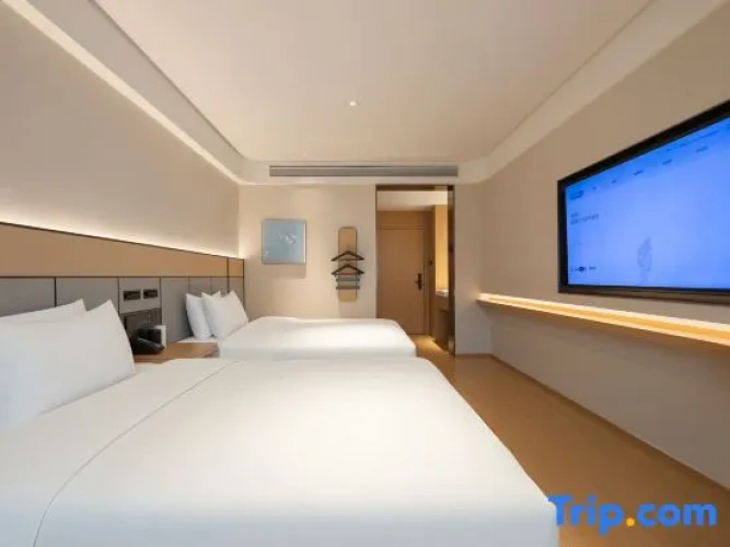 Standard Triple Family room with street view