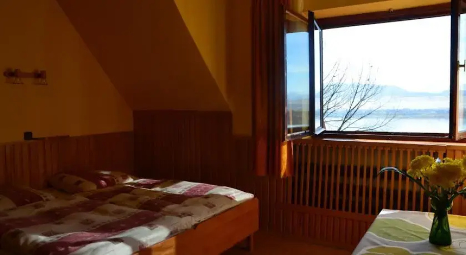 Dom Nad Jeziorem „Hubka”